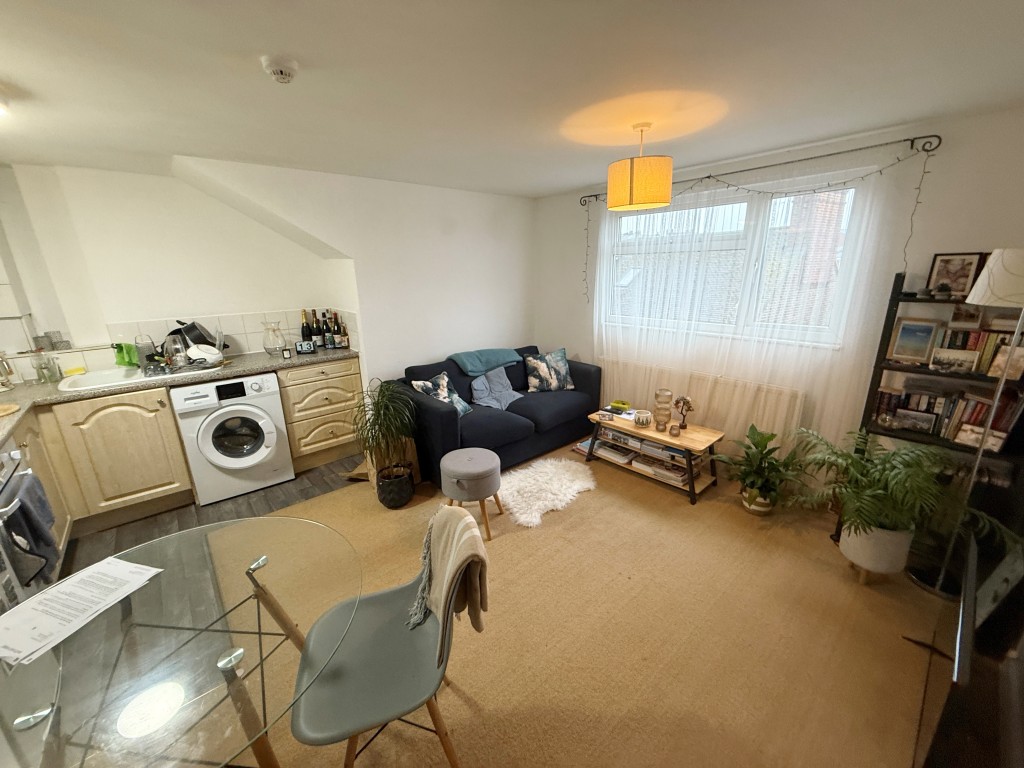 Lot: 61 - BLOCK OF FIVE FLATS FOR INVESTMENT IN TOWN CENTRE - Flat 5 open plan kitchen and living room